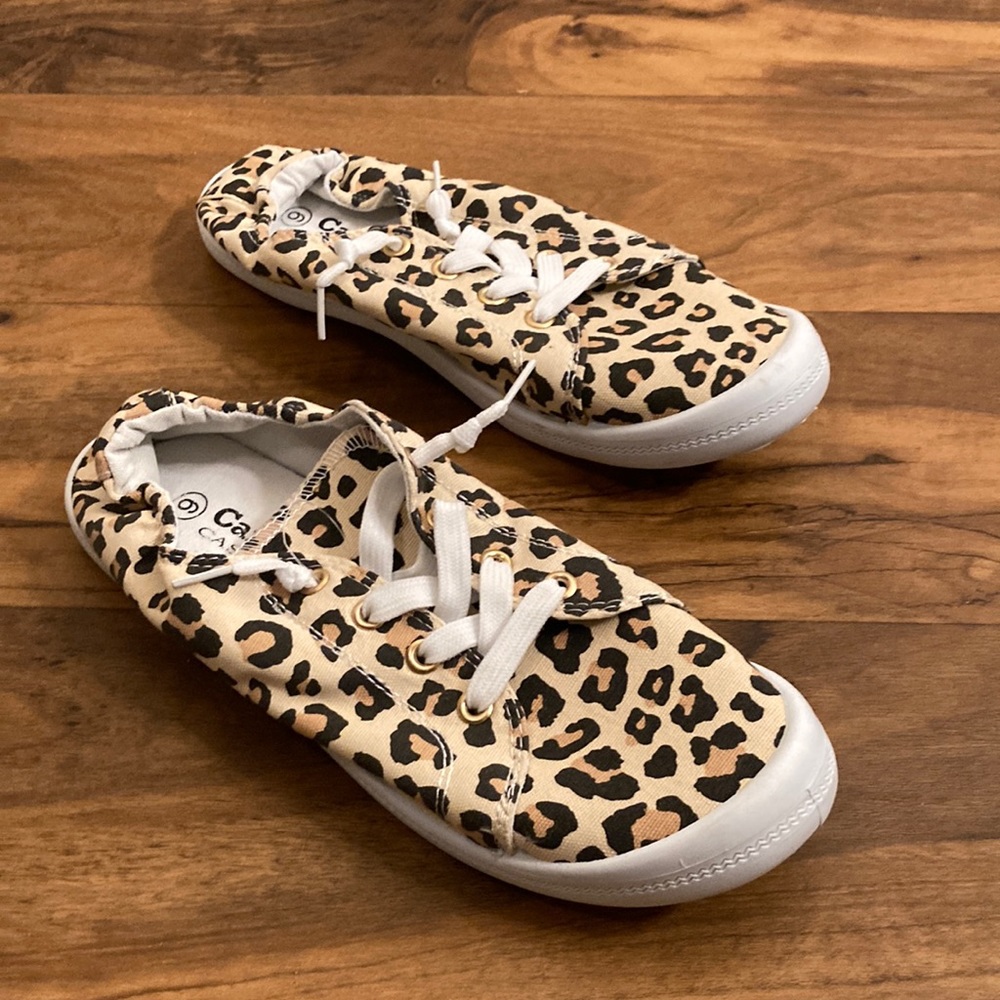 NWOT Canvas Casuals scrunchback sneakers